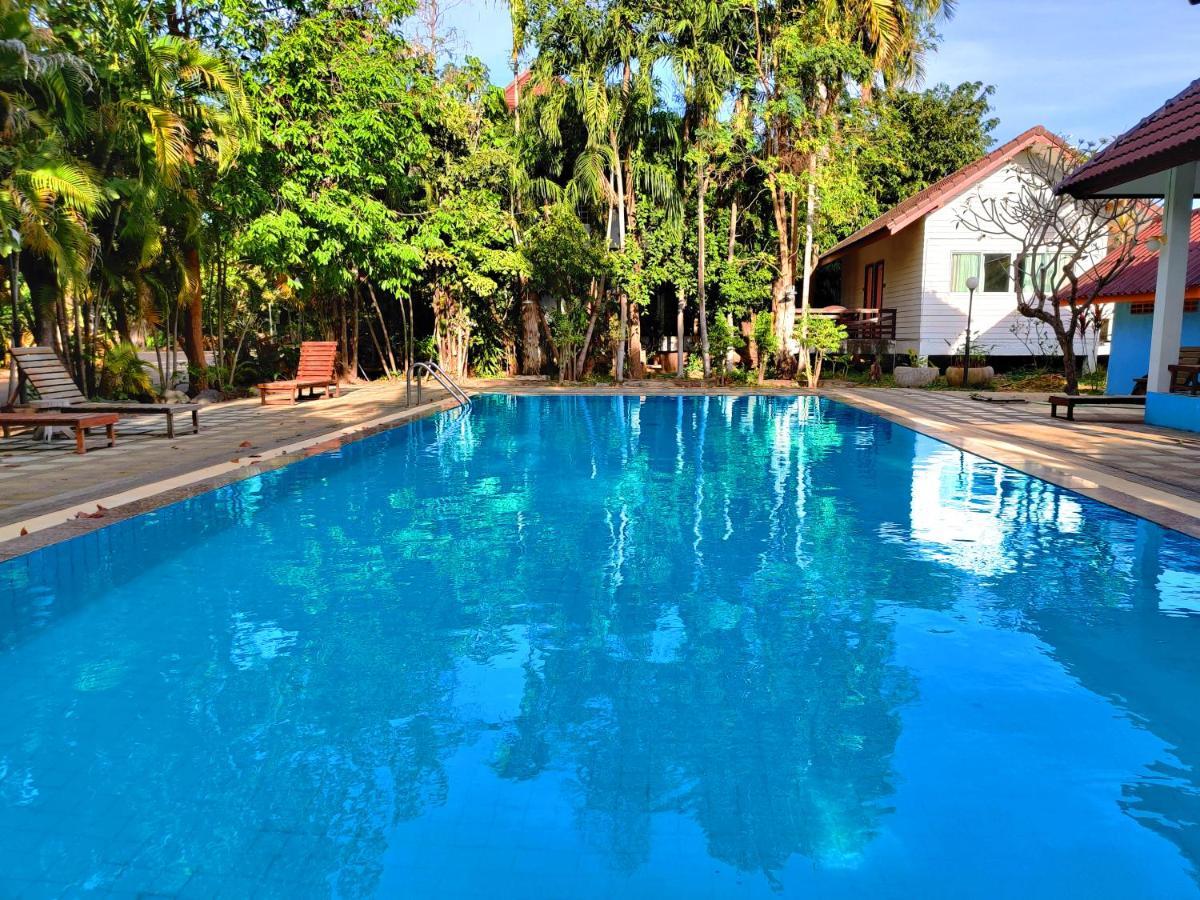 Thong Paeka Hotel Prasat Exterior foto