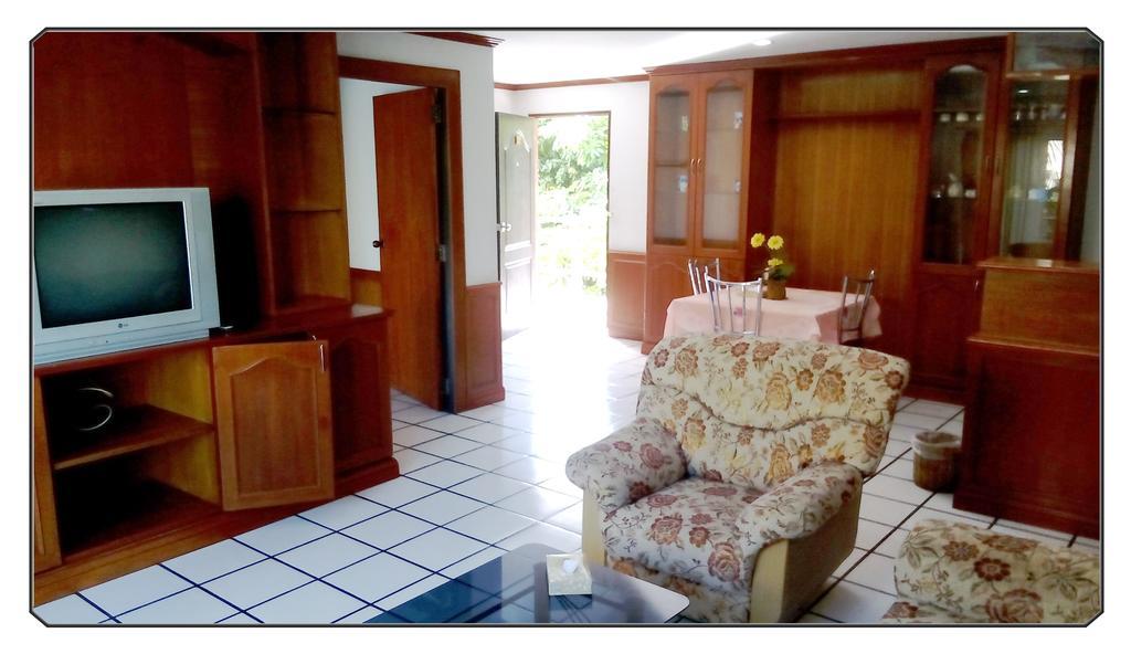 Thong Paeka Hotel Prasat Quarto foto
